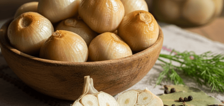 Rauginti česnakai: Traškus sveikatos šaltinis ir gurmaniškas atradimas